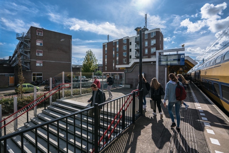 Afbeelding station met achtergrond winkelgebied