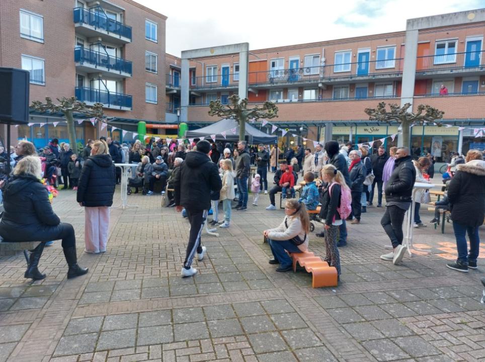 Publiek verzamelt zich voor optreden tijdens Buurtfestival Kersenboogerd