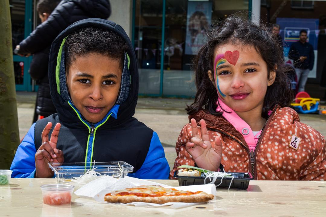 Jongen en meisje eten sushi tijdens Buurtfestival Kersenboogerd