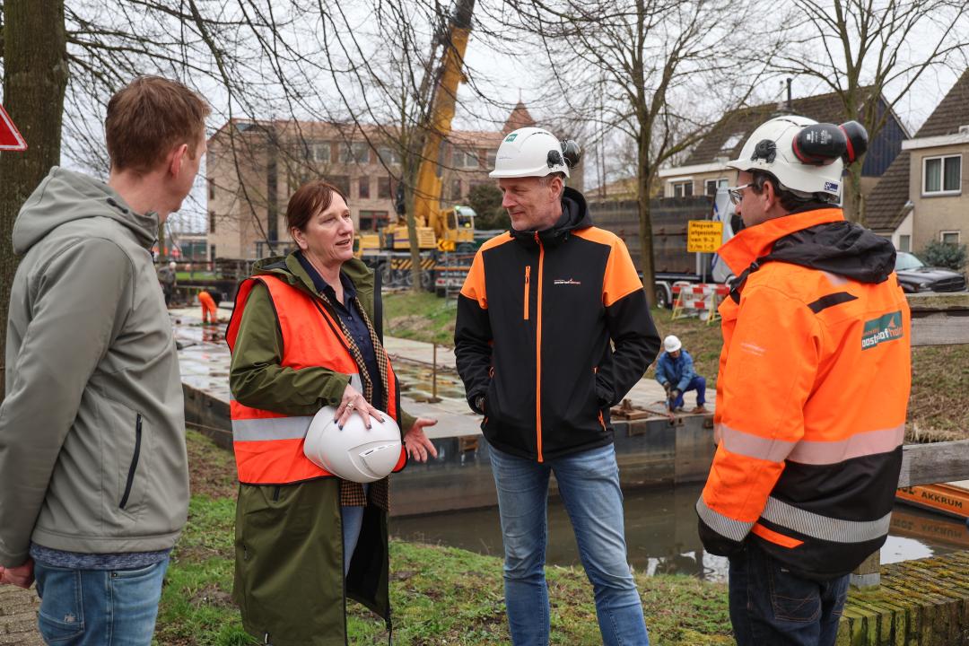 Wethouder Karin Hakhoff bezoekt werkplaats brug Veranda Amstelweg