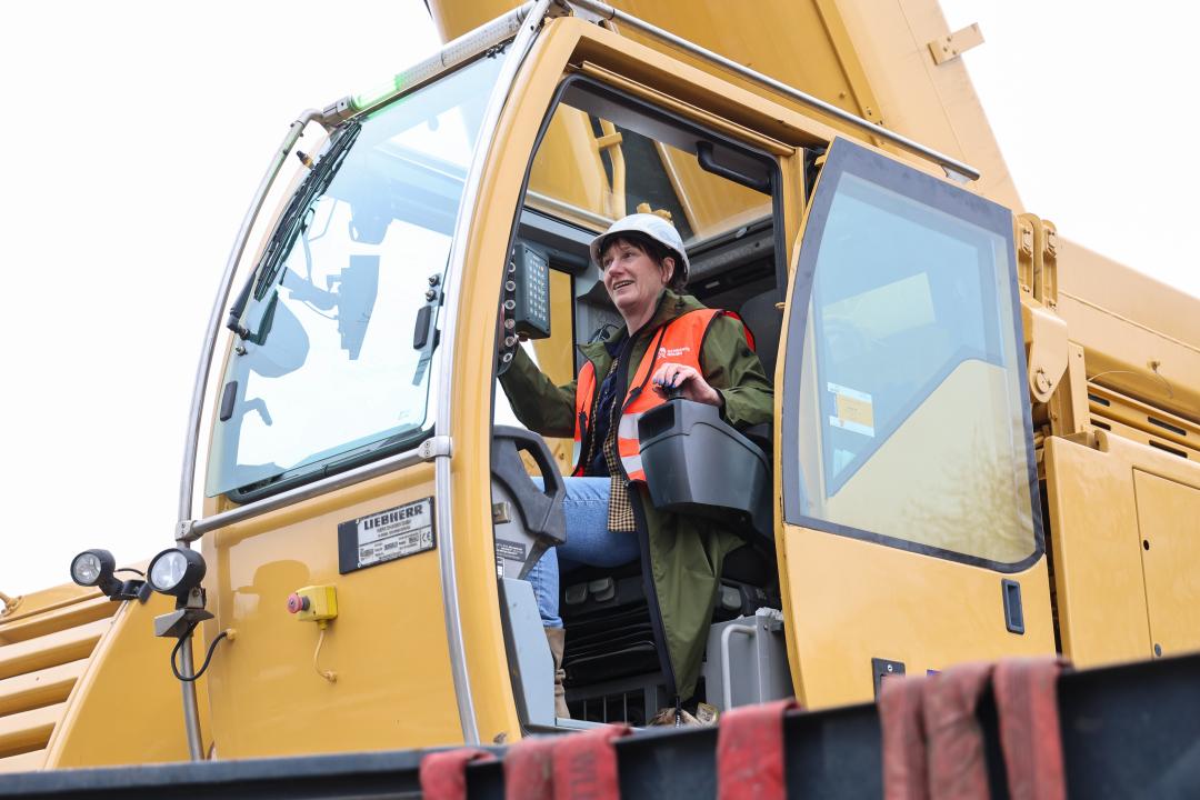 Wethouder Karin Hakhoff ervaart het werk vanuit de telekraan