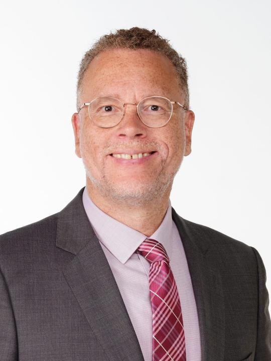 Portretfoto wethouder Dennis Boutkan